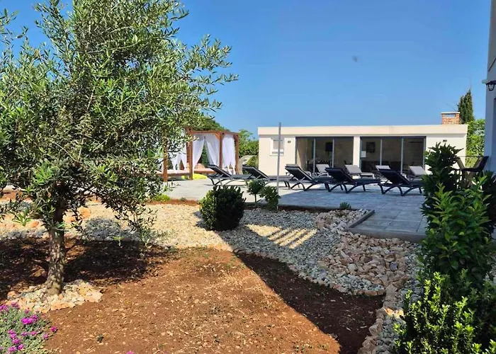 Jani Villa *